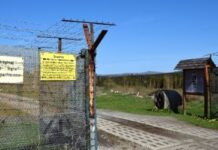 Edifici e tratti di barriere e fortificazioni silenziosi testimoni di un doloroso passato Il percorso della Green Belt si snoda sulla strada di pattugliamento (1.339 km) realizzata con pesanti lastre di cemento forate