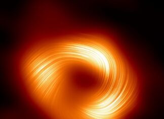 Prima immagine di intensi campi magnetici avvolti a spirale del buco nero Sagittarius A* Questa nuova immagine ha svelato la presenza di campi magnetici forti e organizzati che si sviluppano a spirale dal margine del buco nero al cuore della Via Lattea.
