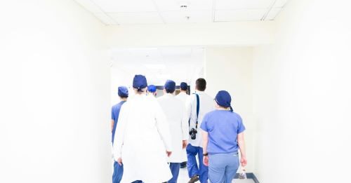 L’appello di un gruppo di medici e scienziati. “Non possiamo fare a meno del servizio sanitario pubblico” In Italia una delle più grandi conquiste della Repubblica è il Servizio Sanitario Nazionale (SSN), che ha contribuito significativamente a migliorare prospettiva e qualità di vita e a ridurre le disuguaglianze socioeconomiche.