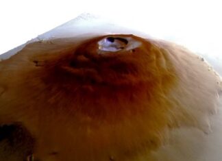 Caldere ghiacciate scoperte nei vulcani vicino all’equatore di Marte Il ghiaccio si estende in cima ai vulcani Tharsis, i più alti non solo di Marte ma del Sistema Solare