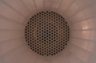 Esperimento XENONnT: cercando la materia oscura si incontra la nebbia di neutrini