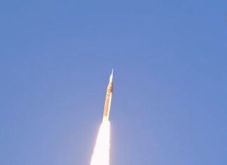 Verso la Luna: iniziata la missione Artemis II con quattro astronauti a bordo della navetta “Orion”